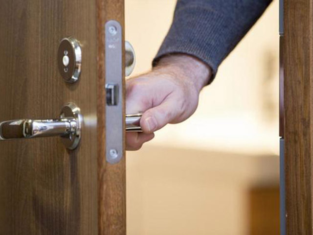 Ưu điểm của khóa cửa tay gạt đối với cửa thép vân gỗ